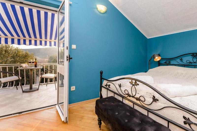 Family Four Bedroom Holiday Home with Pool - image 23