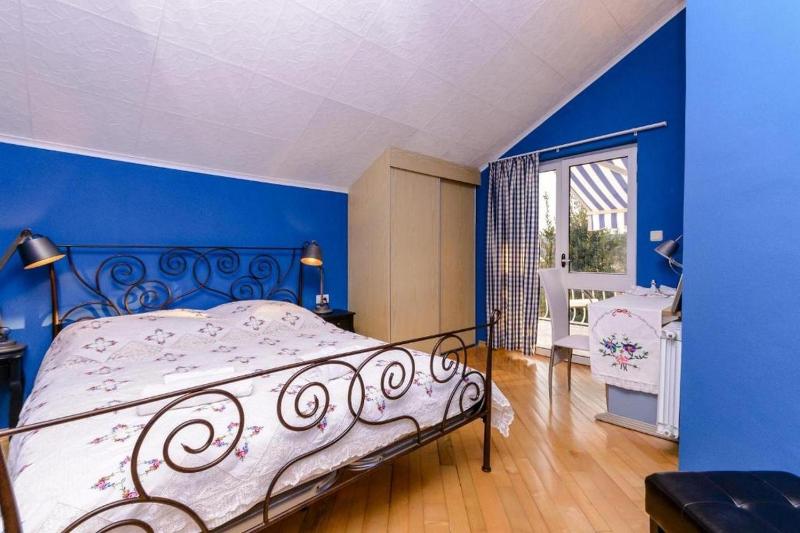 Family Four Bedroom Holiday Home with Pool - image 6