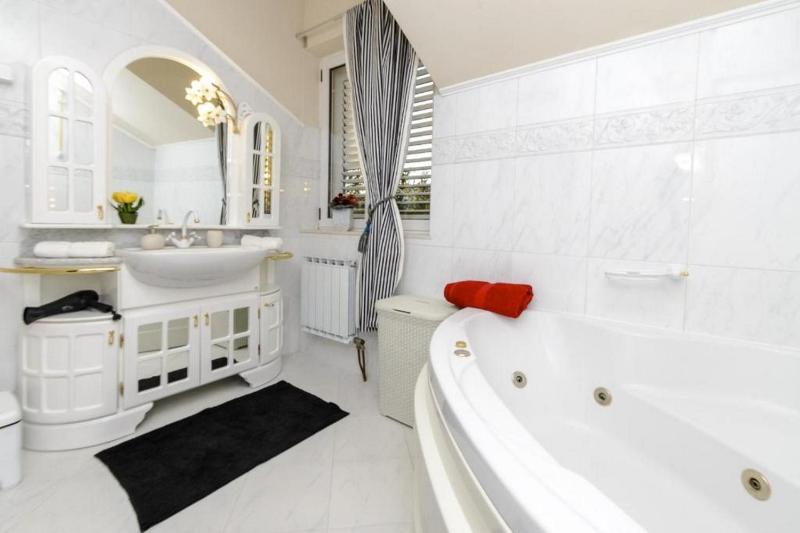Family Four Bedroom Holiday Home with Pool - image 10