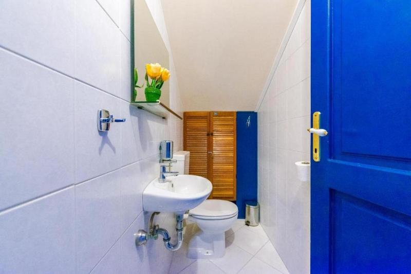 Family Four Bedroom Holiday Home with Pool - image 13