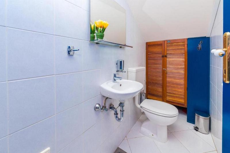 Family Four Bedroom Holiday Home with Pool - image 25