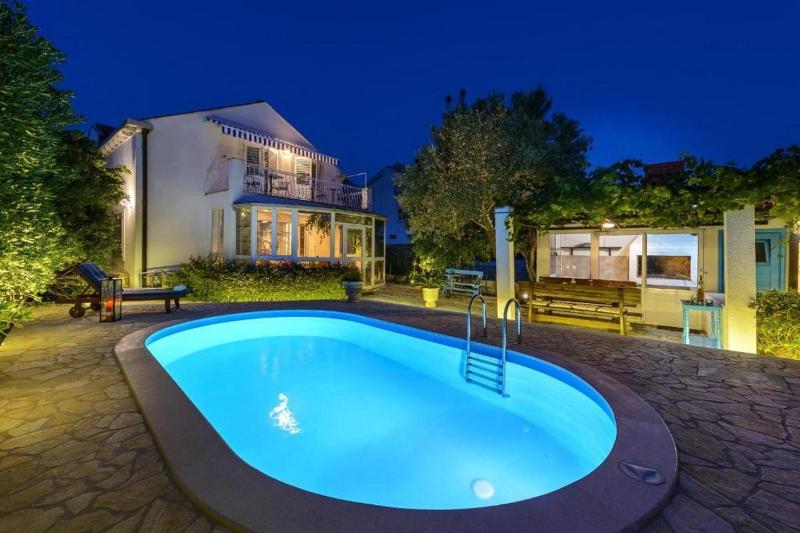 Family Four Bedroom Holiday Home with Pool - image 3