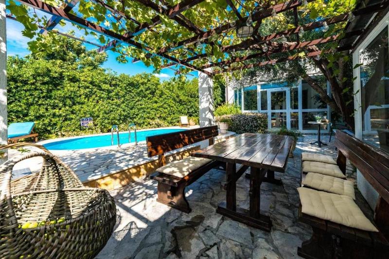 Family Four Bedroom Holiday Home with Pool - image 12
