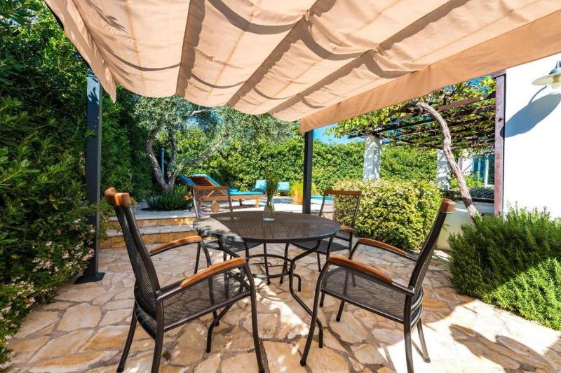 Family Four Bedroom Holiday Home with Pool - image 37
