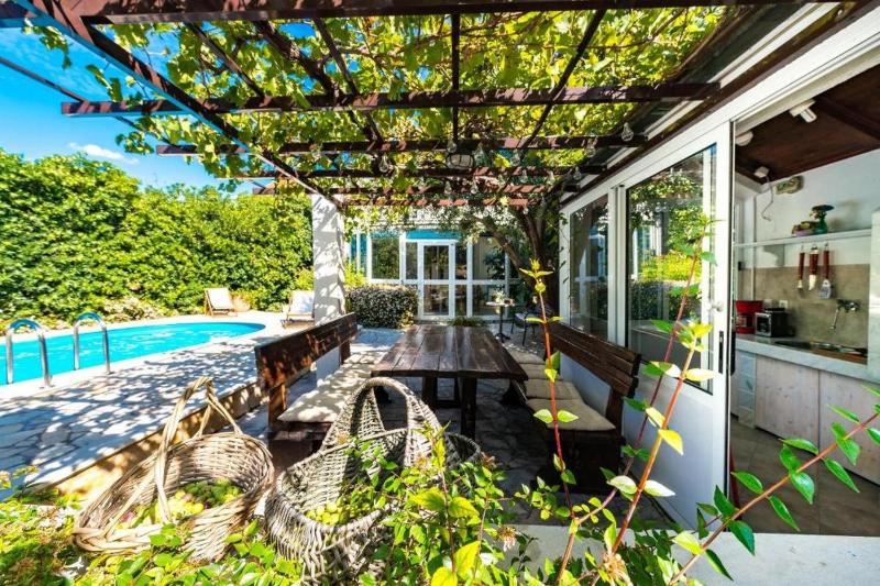 Family Four Bedroom Holiday Home with Pool - image 18