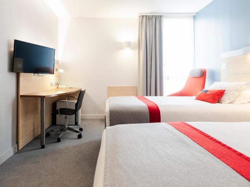 Standard Twin Room image 1