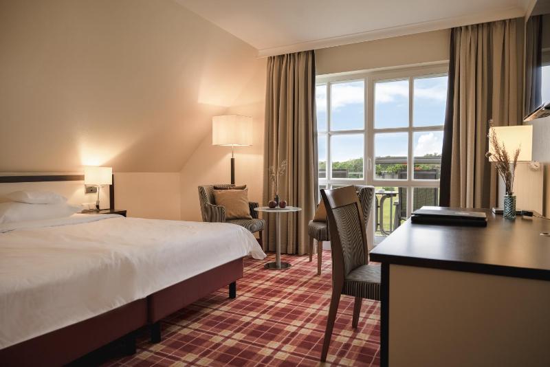 Deluxe Double Room with Golf Court View image 1