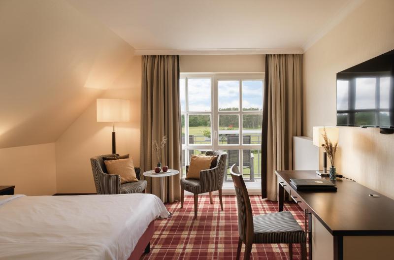 Deluxe Double Room with Golf Court View image 4