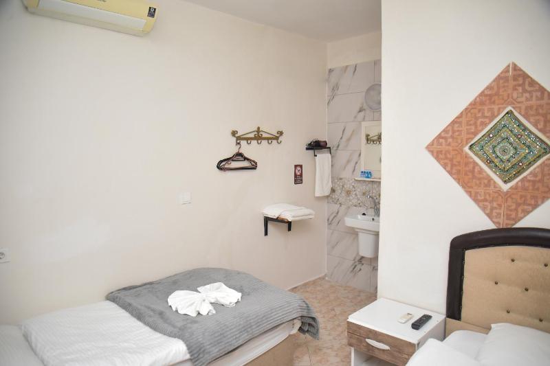 Standard Twin Room image 3