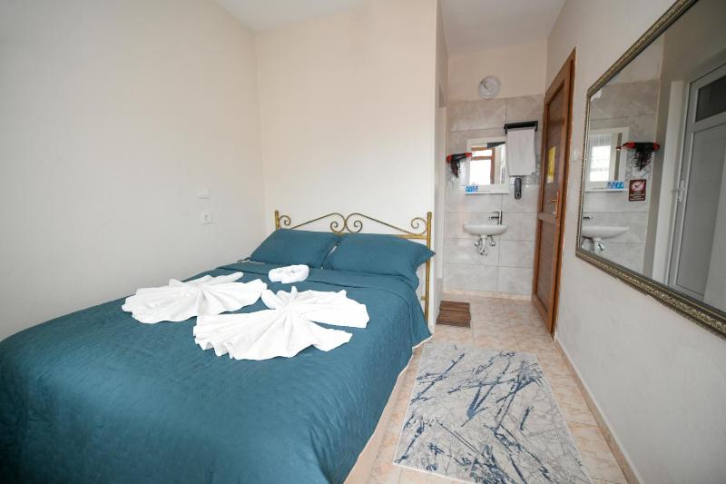 Budget Double Room image 3