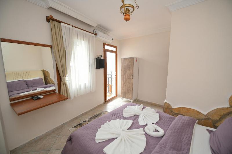 Queen Room with Spa Bath image 3