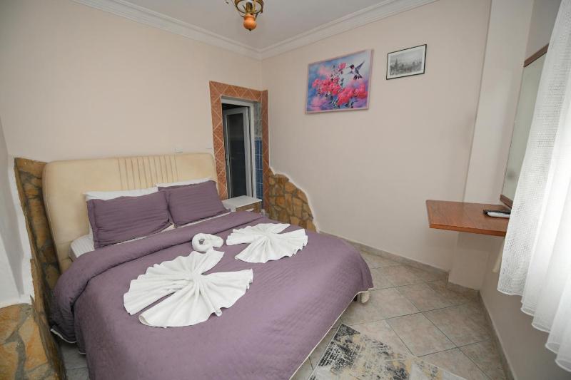 Queen Room with Spa Bath image 1