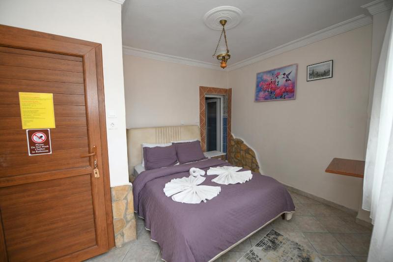 Queen Room with Spa Bath image 4