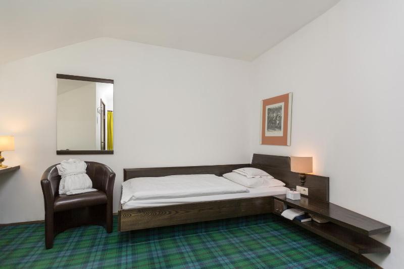 Single Room with Shared Bathroom image 4