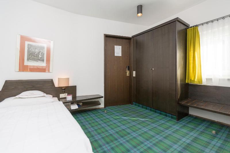 Single Room with Shared Bathroom image 2
