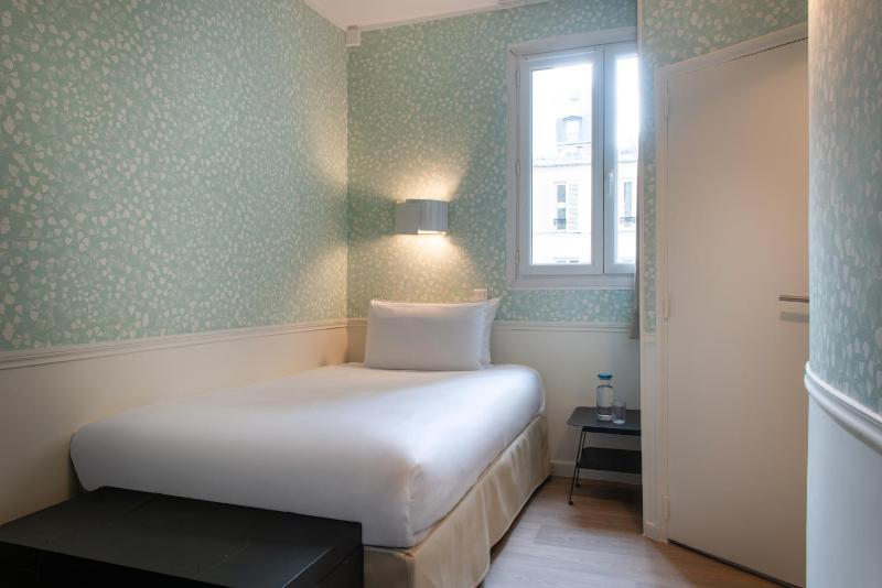 Single Room-courtyard view image 4