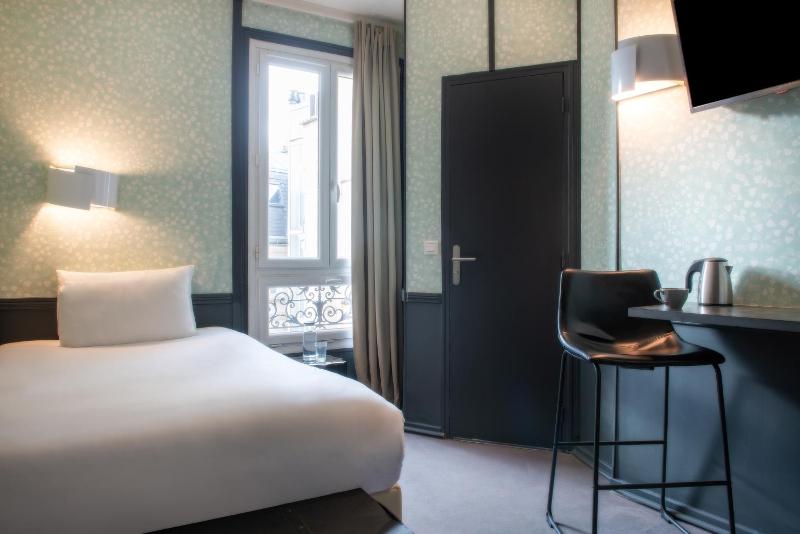 Single Room-courtyard view image 1