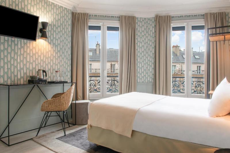 Double Room with Street View image 4