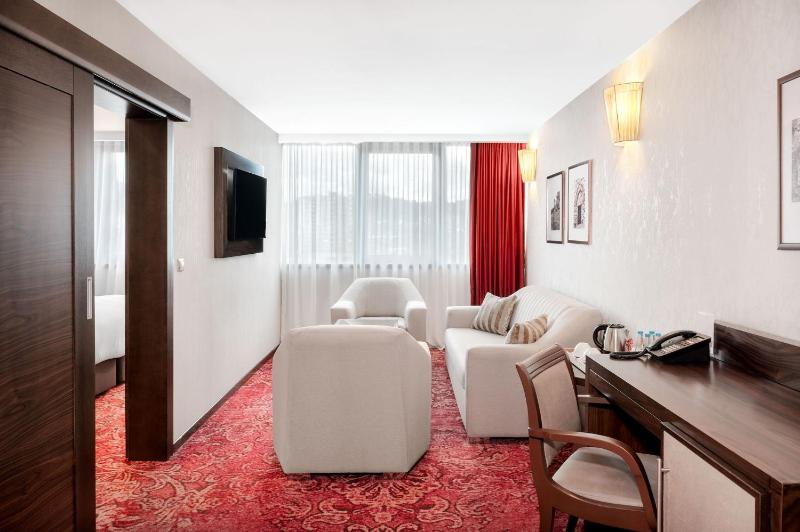 Junior King Suite with Spa Bath - Lane Side image 4