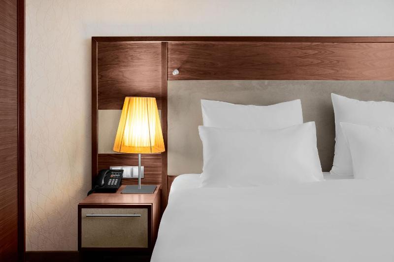 Junior King Suite with Spa Bath - Lane Side image 2