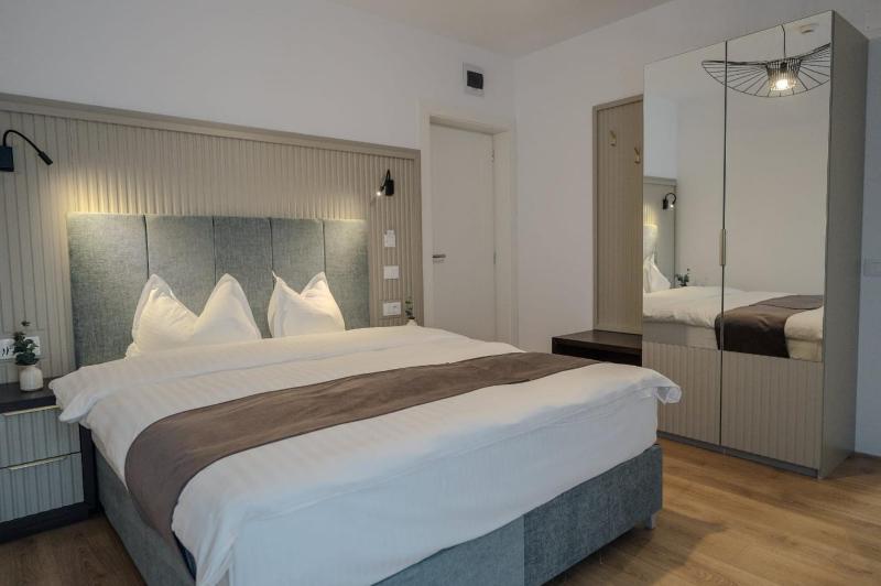 Double Room image 4