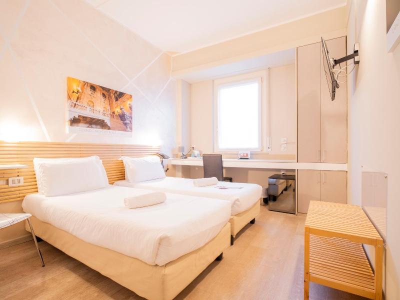 Twin Room image 1