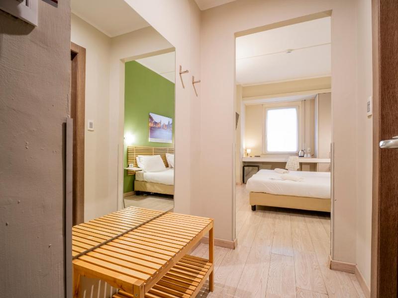 Twin Room image 4