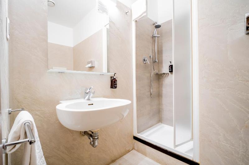 Economy Double Room image 2