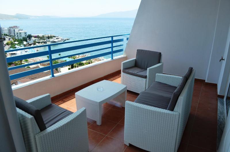 One-Bedroom Apartment with Sea View image 4