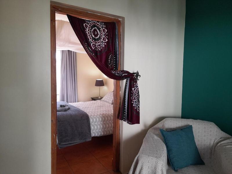 Cozy arty apartment in walking distance of CBD - image 12