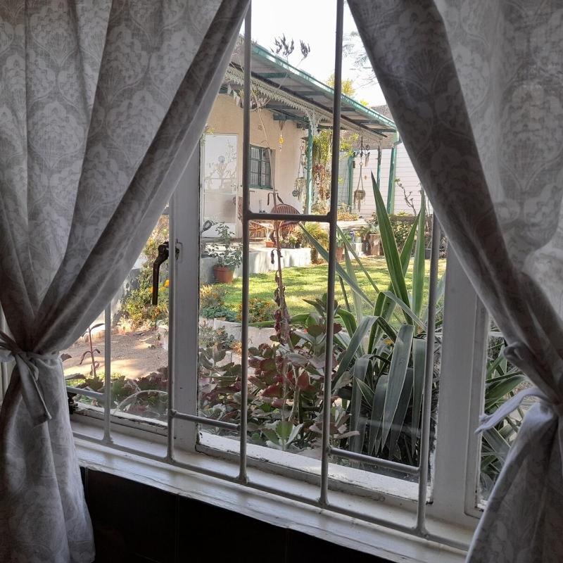 Cozy arty apartment in walking distance of CBD - image 7