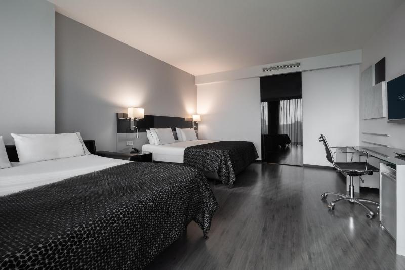 Premium Family Room image 3