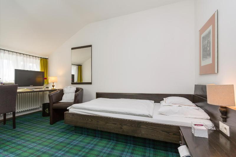 Single Room with Shared Bathroom image 3