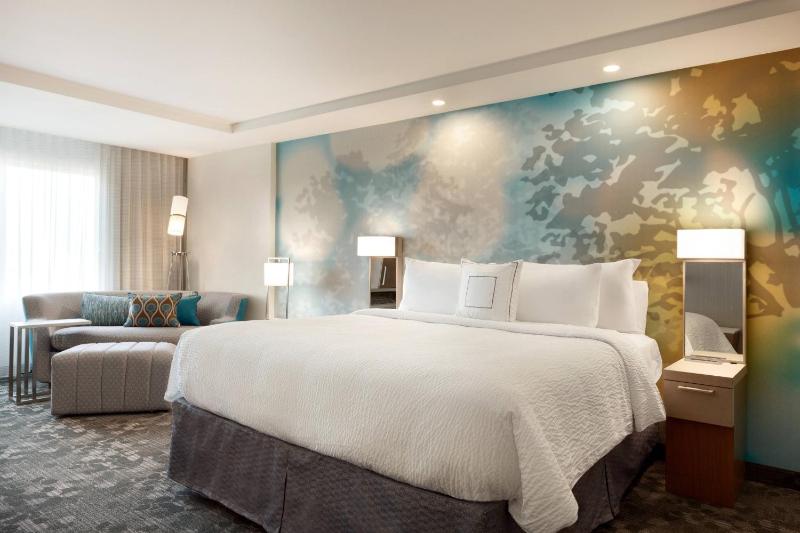 Deluxe King Room with Sofa Bed image 1