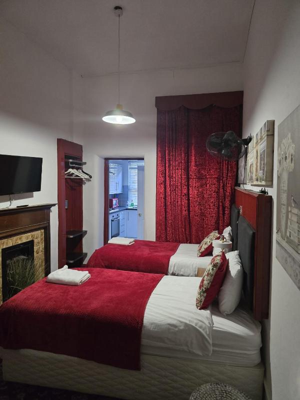 Superior Triple Room image 2