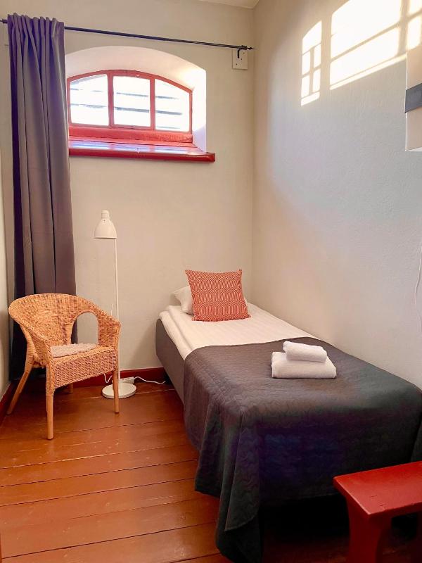 Single Cell with Shared Bathroom - Hostel Room image 1