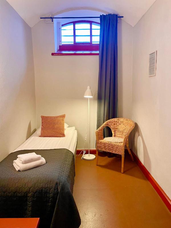 Single Cell with Shared Bathroom - Hostel Room image 3