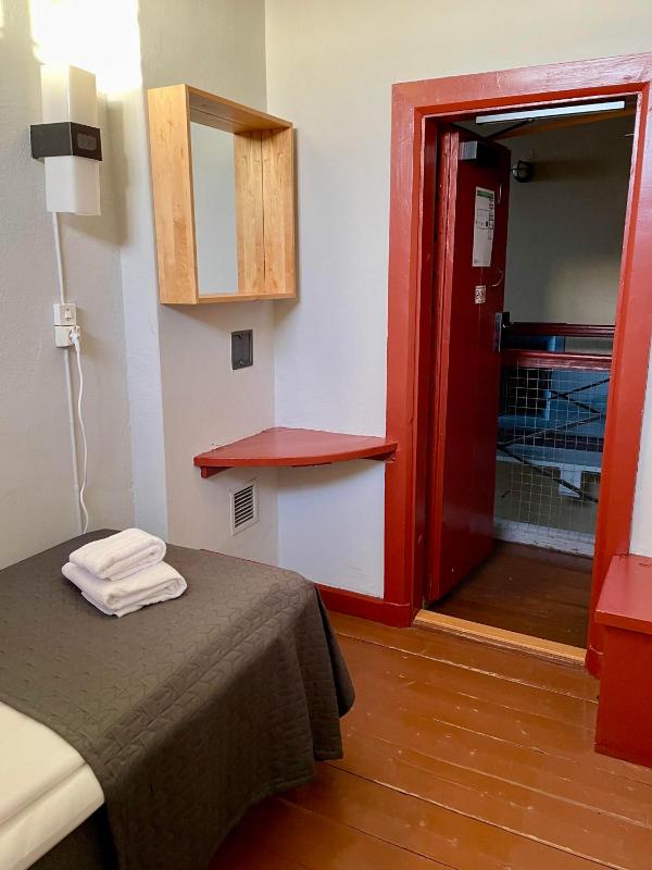 Single Cell with Shared Bathroom - Hostel Room image 4