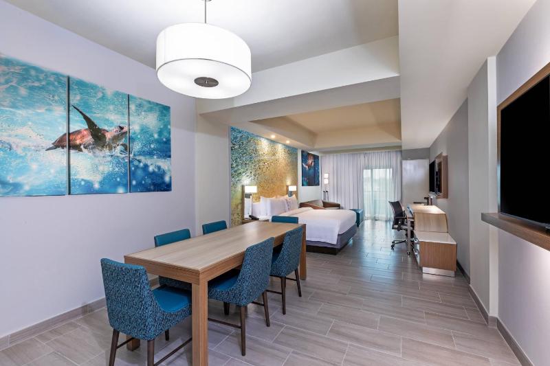 Larger Guest room, 1 King, Sofa bed, Balcony image 2