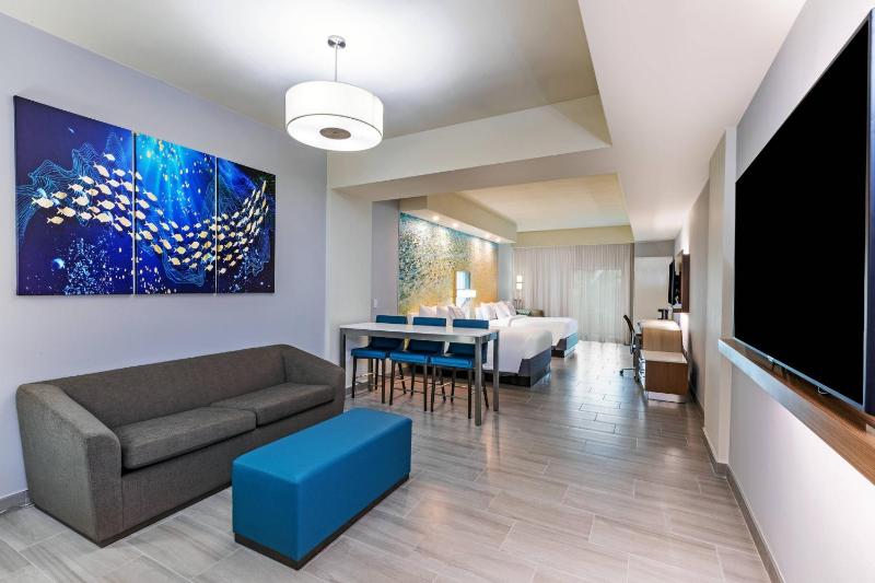 Larger Guest room, 2 Queen, Sofa bed, Partial ocean view image 3