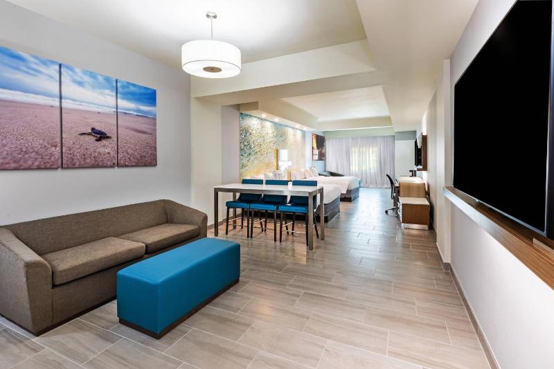Larger Guest room, 2 Queen, Sofa bed, Balcony image 4