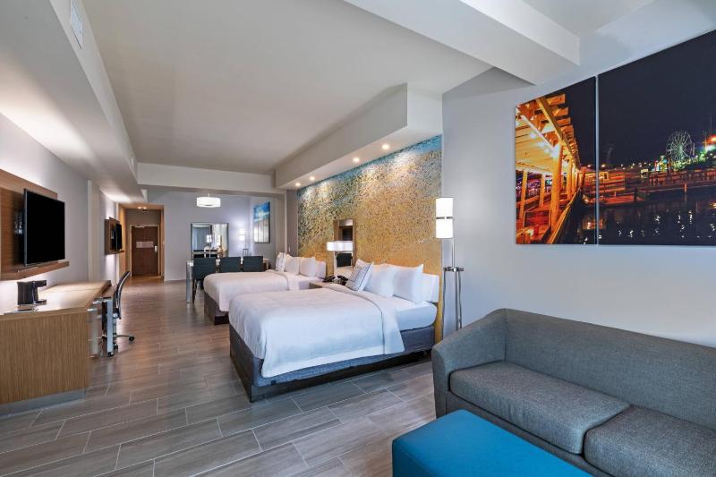 Larger Guest room, 2 Queen, Sofa bed, Balcony image 3