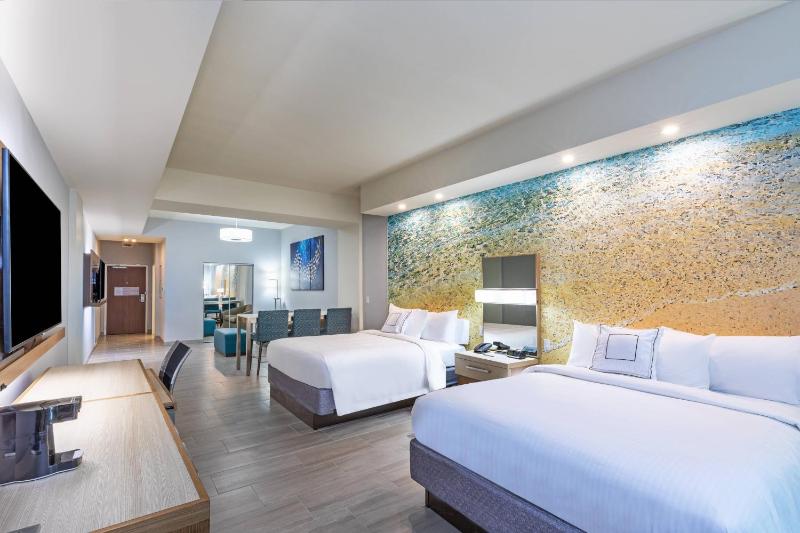 Larger Guest room, 2 Queen, Sofa bed, Balcony image 2
