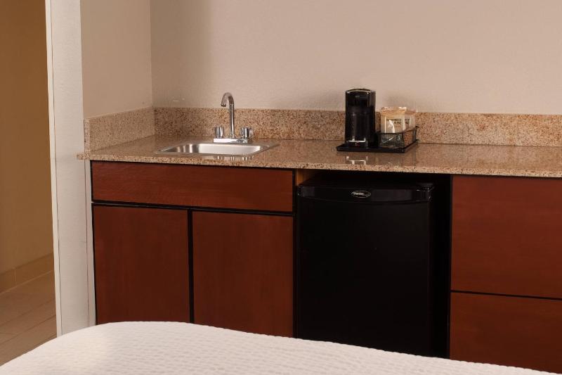 Larger Guest room, 2 Queen, Sofabed, Partial water view image 4