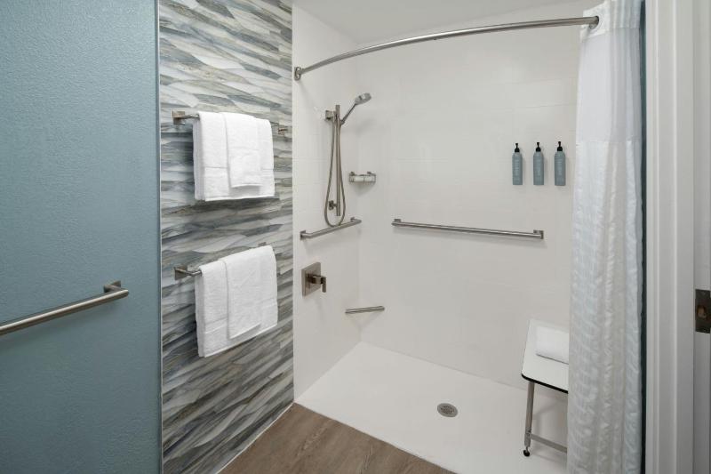 Larger Guest room, 2 Queen, Sofabed, Partial water view image 4