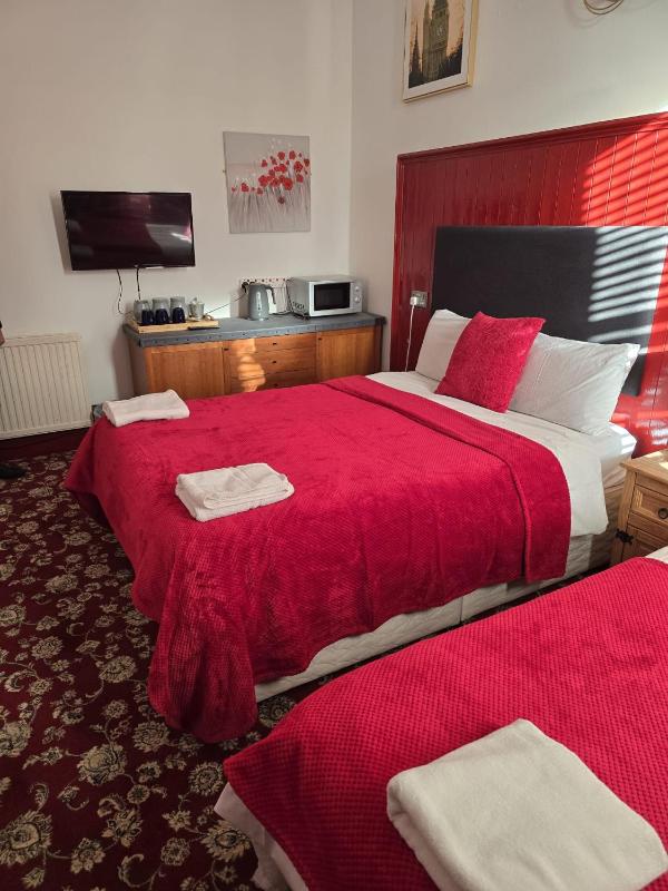 Basic Triple Room with Shared Bathroom image 3