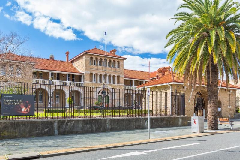 Fusion of 20th century charm and modern convenience - image 12
