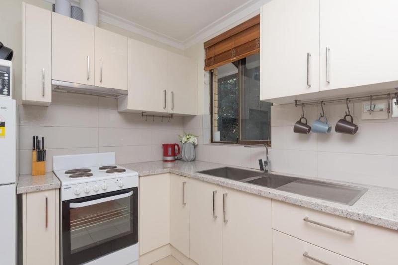 2 BR getaway - Almost 5km to CBD and 10km to airport - image 1
