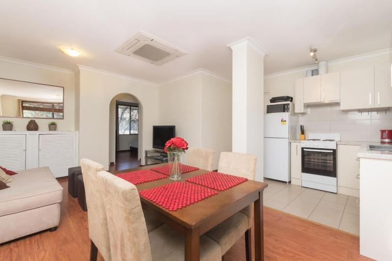 2 BR getaway - Almost 5km to CBD and 10km to airport - image 13