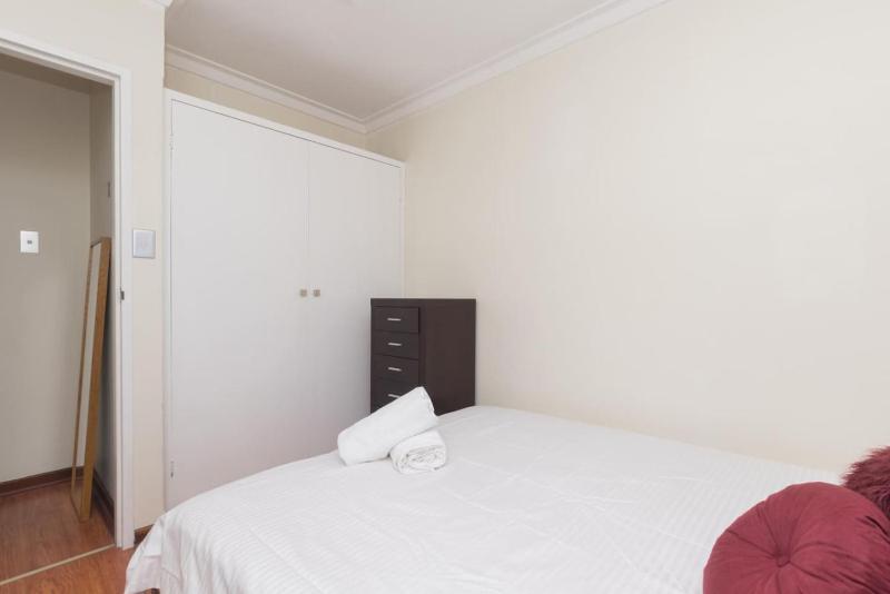 2 BR getaway - Almost 5km to CBD and 10km to airport - image 11